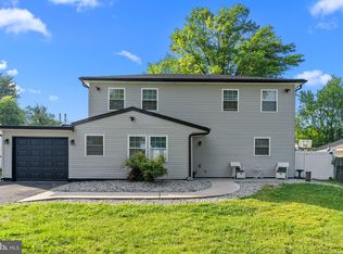 347 Goldenridge Dr, Levittown, PA 19057