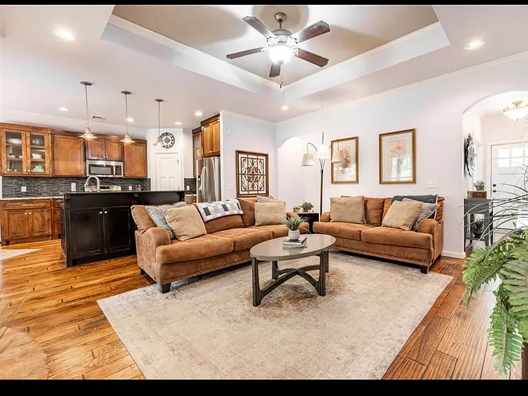 3725 Oakridge Cir — Photo 2