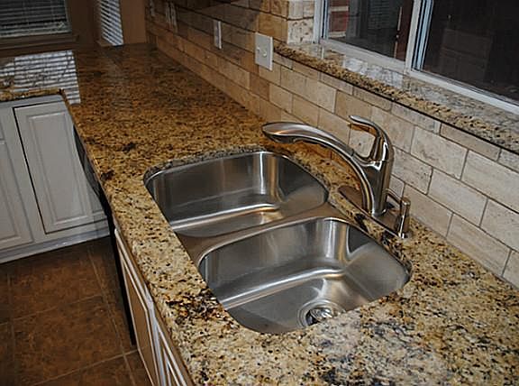5th image of 338 Stately Oak Ln
