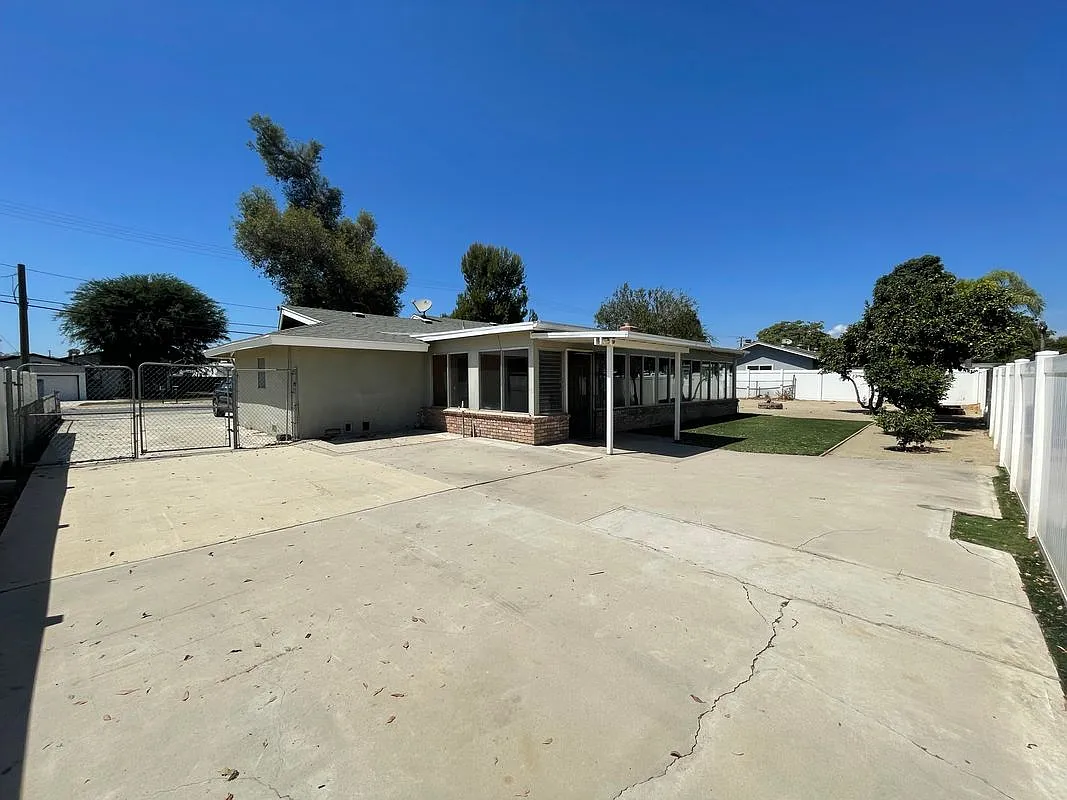 3 bed, 2.0 bath, 2000 sqft, $3,200 — Photo 2