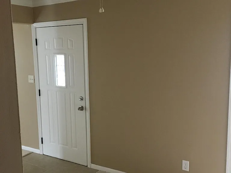 2465 Indianola Ave — Photo 6