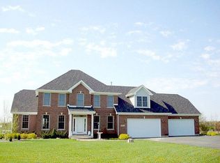 40W743 Wild Briar Ln, Elgin, IL 60124