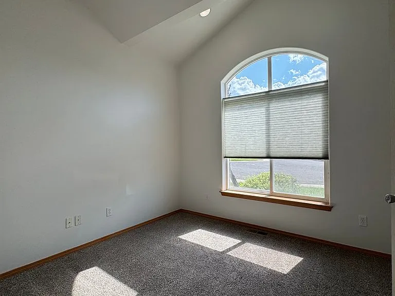 2210 N Clearview Dr — Photo 5