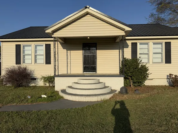 1835 Bowersville St, Royston, GA 30662