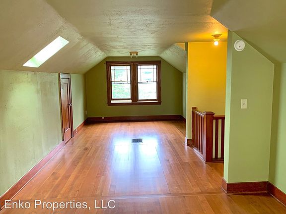 4th image of 4738 SE Belmont St