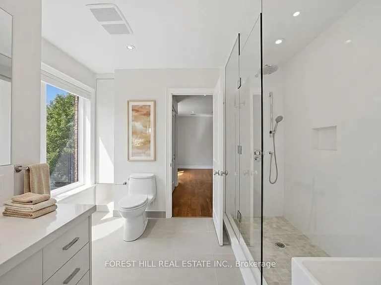 52 Shaftesbury Ave — Photo 32