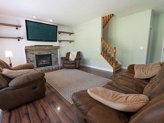 3rd image of 1272 Lancashire Dr