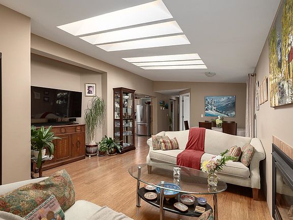 5th image of 1008 Edgewater Cres
