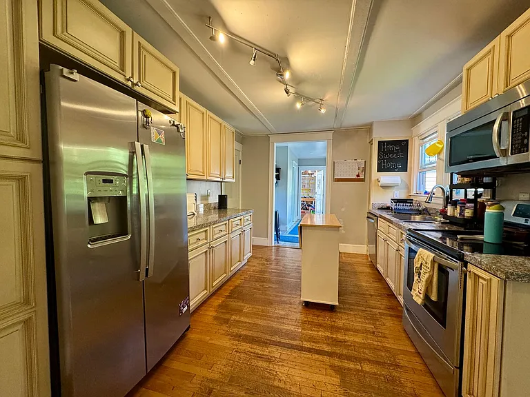 275 Middle Rd — Photo 8