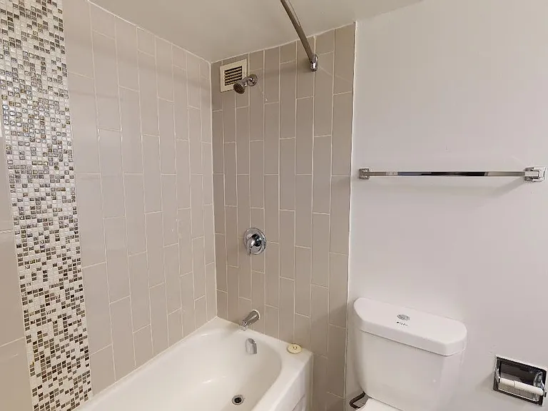 2470 Southvale Cres — Photo 26