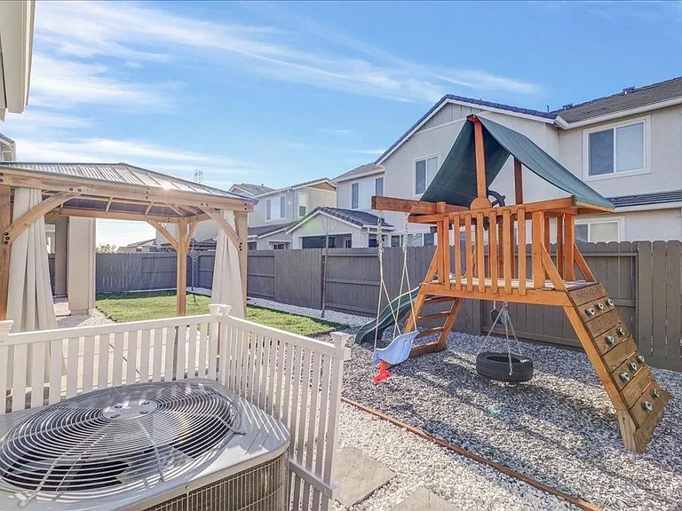 579 Honeysuckle Dr — Photo 16
