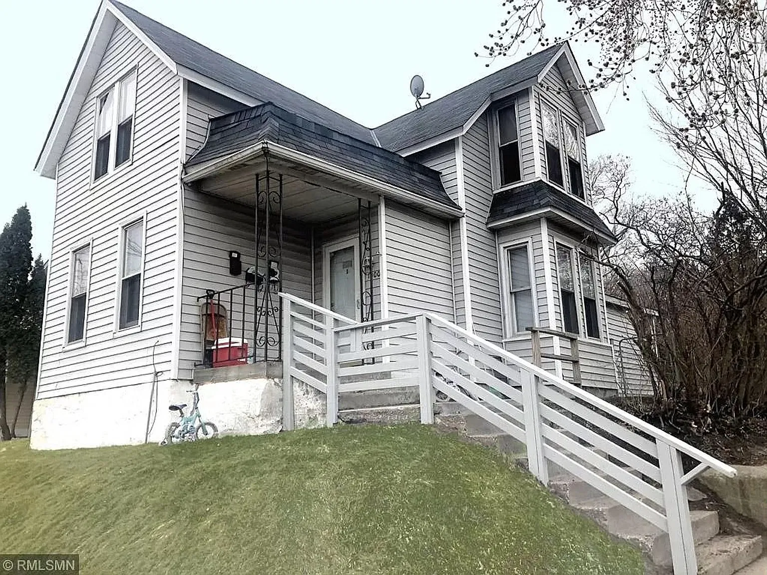 Spacious and bright two bedroom has in unit washer and dryer, off steet parking and Section 8 wel... — Photo 2