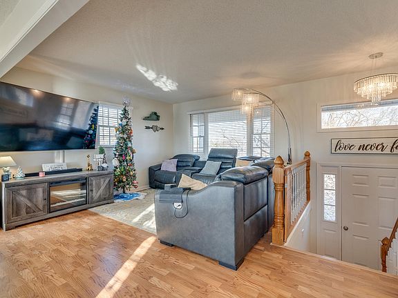 5th image of 299 Ashley Dr