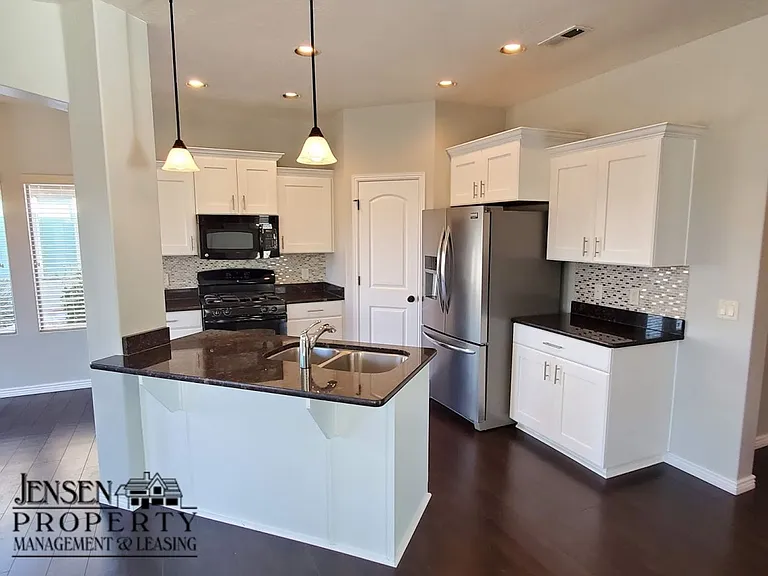 671 N Bluffview Cir — Photo 9