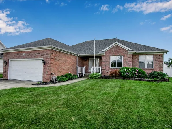 11 Nottingham Ln, Lancaster, NY 14086