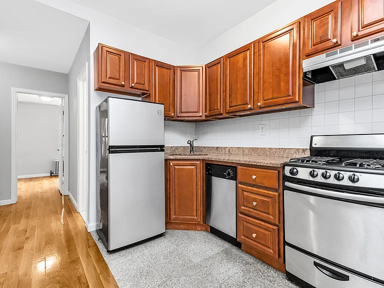 566 Baltic St #1R — Photo 4