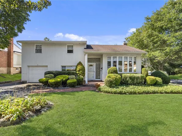 2 Whitlock Street, Plainview, NY 11803