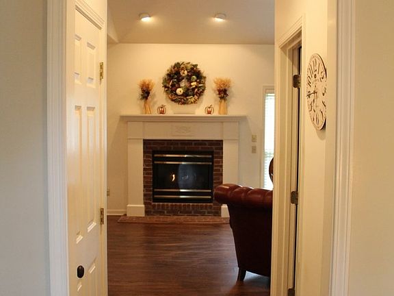 5th image of 3201 Roselawn Dr