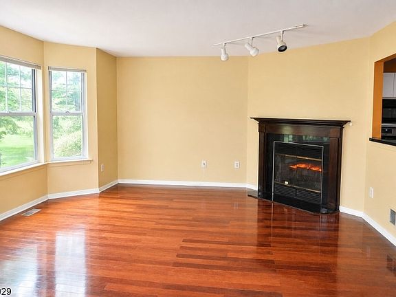4th image of 298 Greenfield Rd