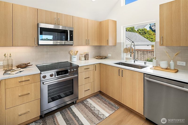 4th image of 2526 30th Avenue W