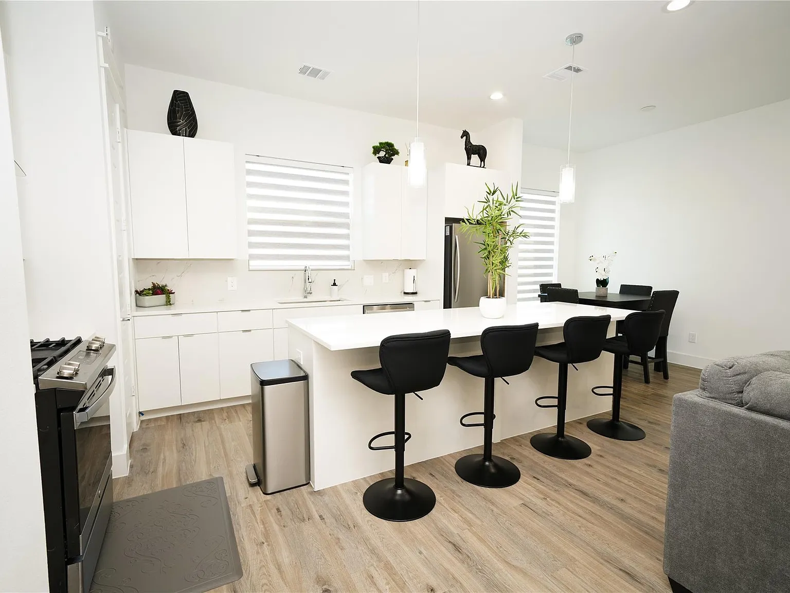 3 bed, 3.5 bath, 2261 sqft, $2,850 — Photo 4