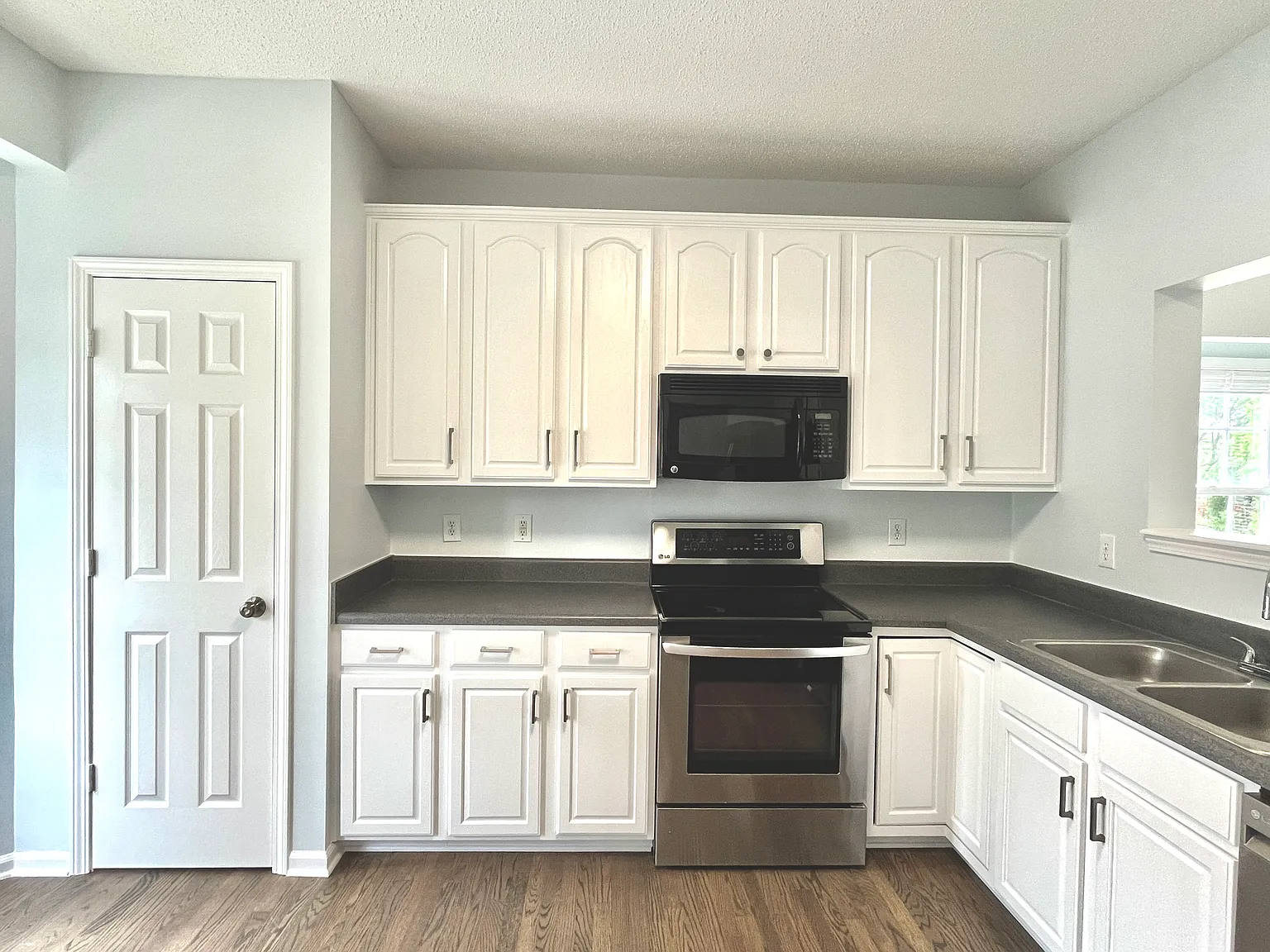 3 bed, 2.5 bath, 1462 sqft, $1,650 — Photo 3