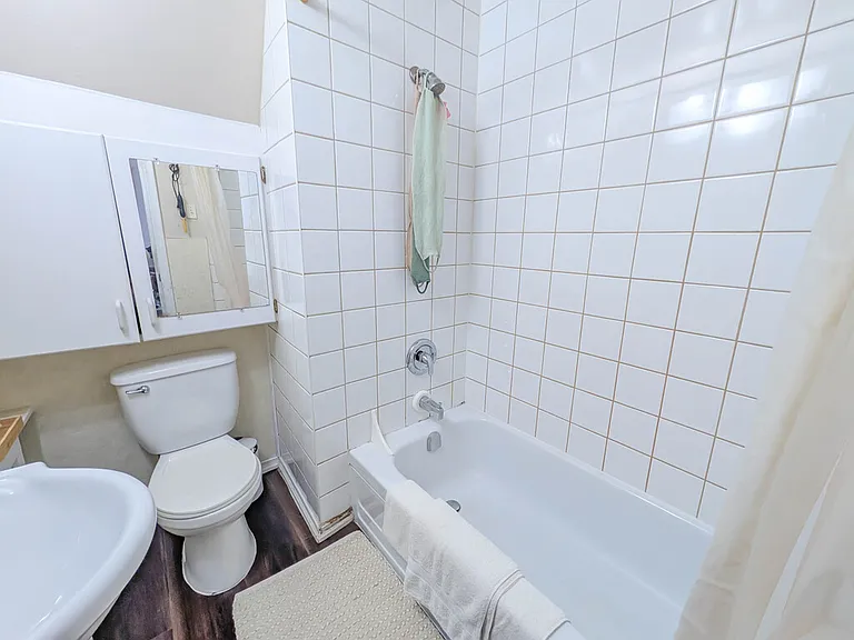 198 Burgar St #4 — Photo 8