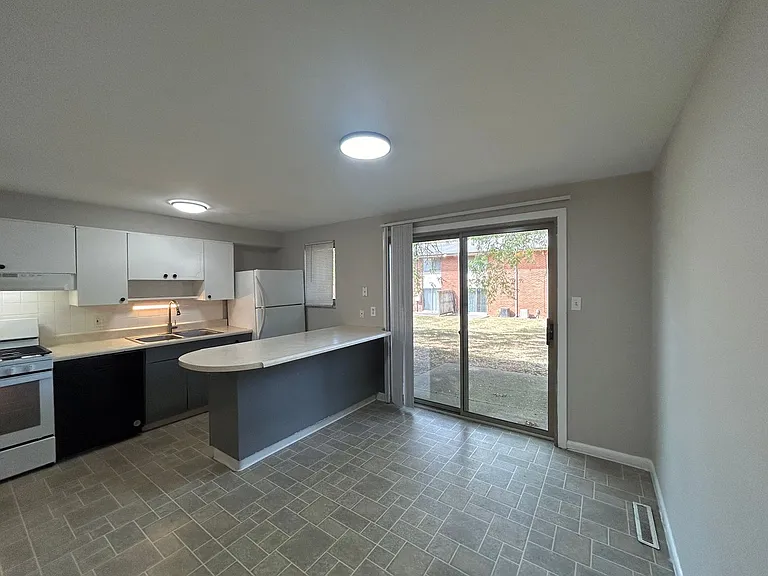 Coventry Court Townhomes — Photo 56
