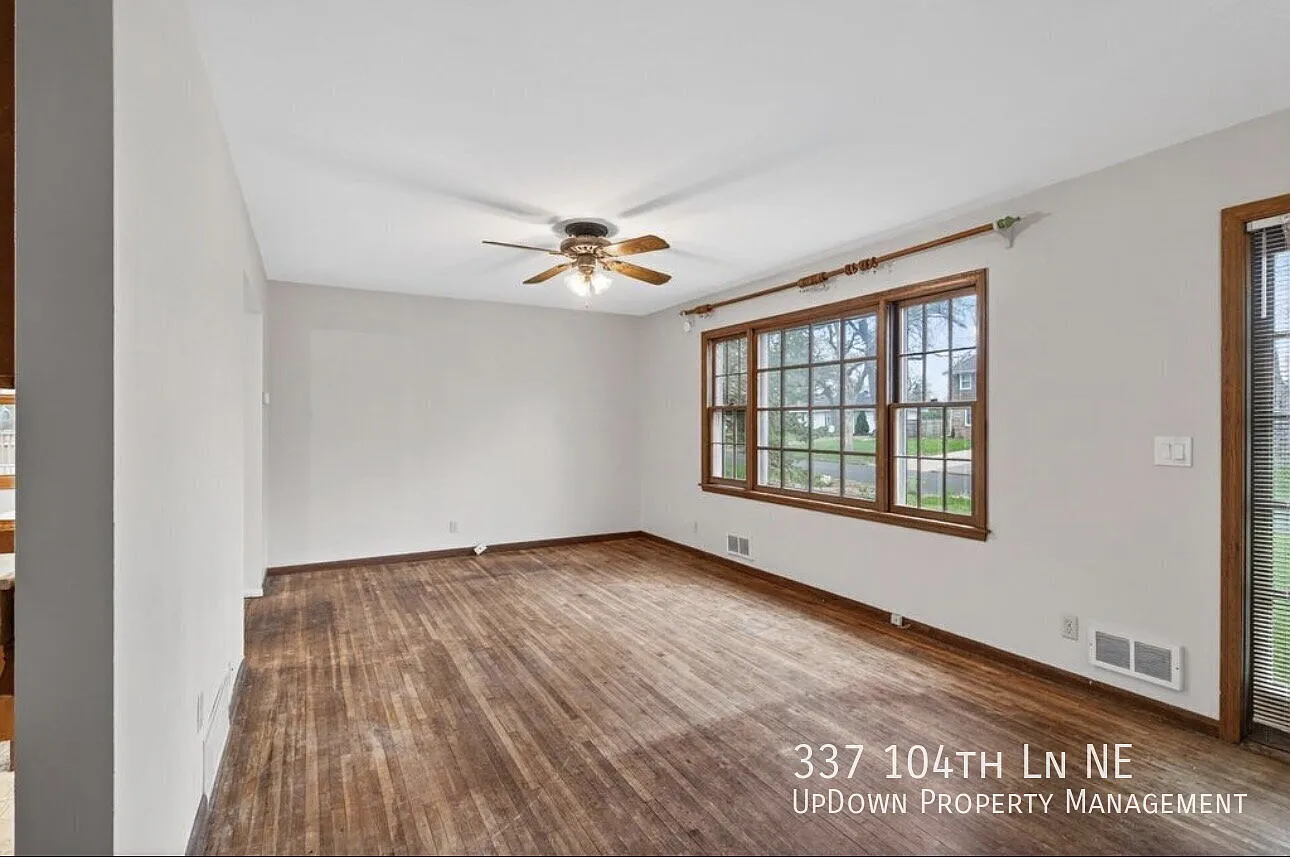Charming 4-Bedroom Blaine Home with Hardwood Elegance & 2 Full Baths - 1,620 Sq Ft of Comfort! — Photo 2