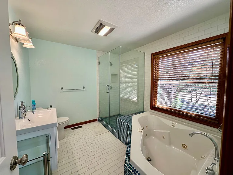 6425 Coopers Hawk Rd — Photo 3