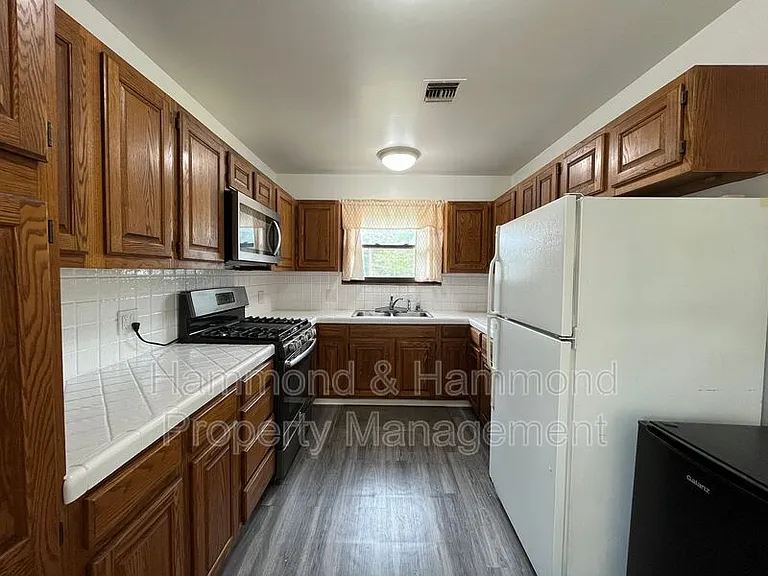 18003 Saticoy St — Photo 9