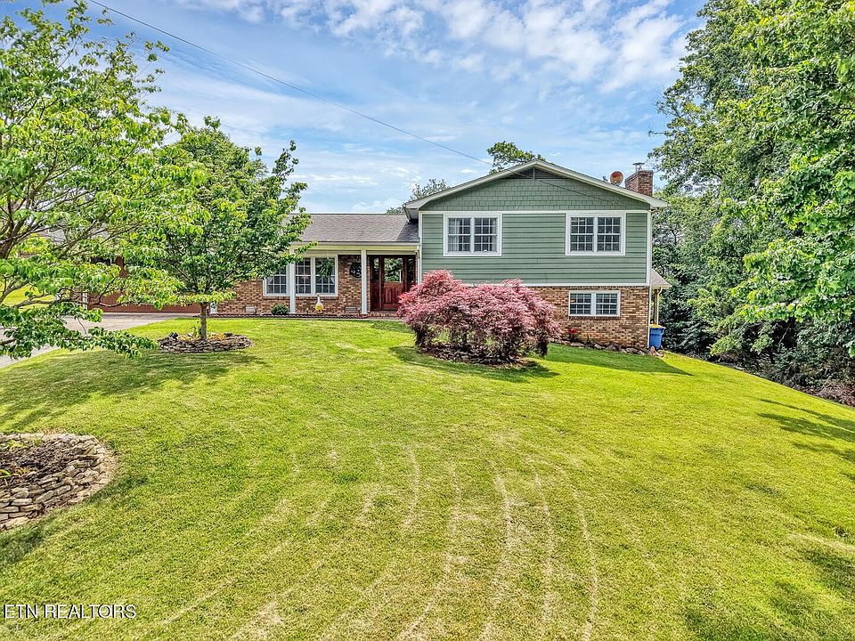 1st image of 929 Oxford Hills Dr