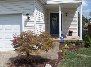 10421 Pinoak View Dr, Louisville, KY 40299