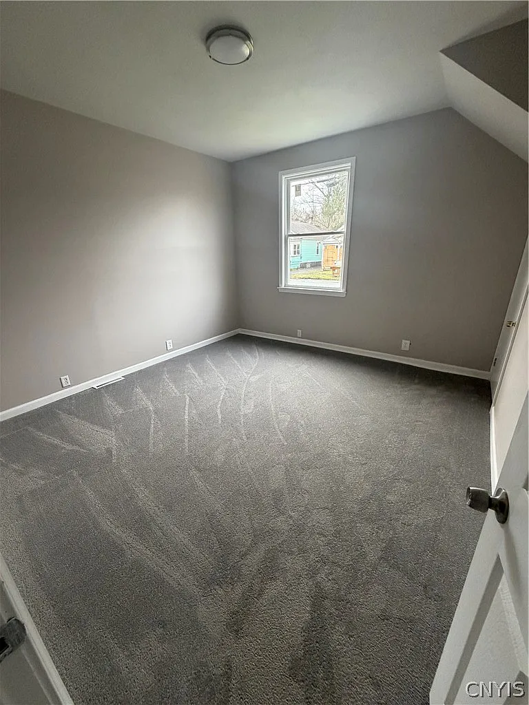 3 bed, 1.0 bath, 2092 sqft, $1,600 — Photo 3
