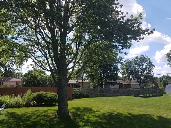 4th image of 734 Forest Lawn Dr