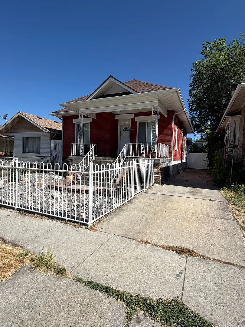 Get $875 Off The First Months Rent — Photo 3