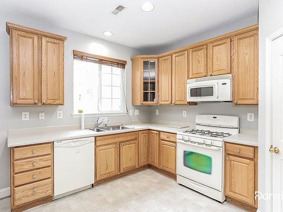 4th image of 627 Berwick Ct