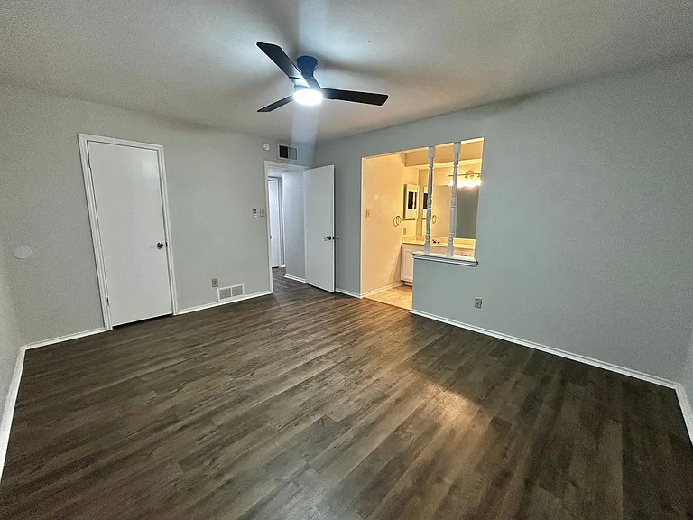 4205 Greencrest Dr — Photo 10