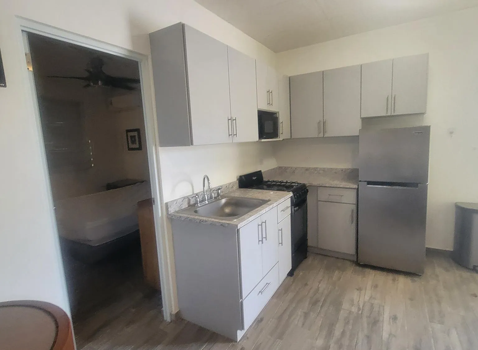 1 bed, 1.0 bath, 450 sqft, $890 — Photo 3