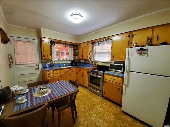 4th image of 107 Midwood Ave