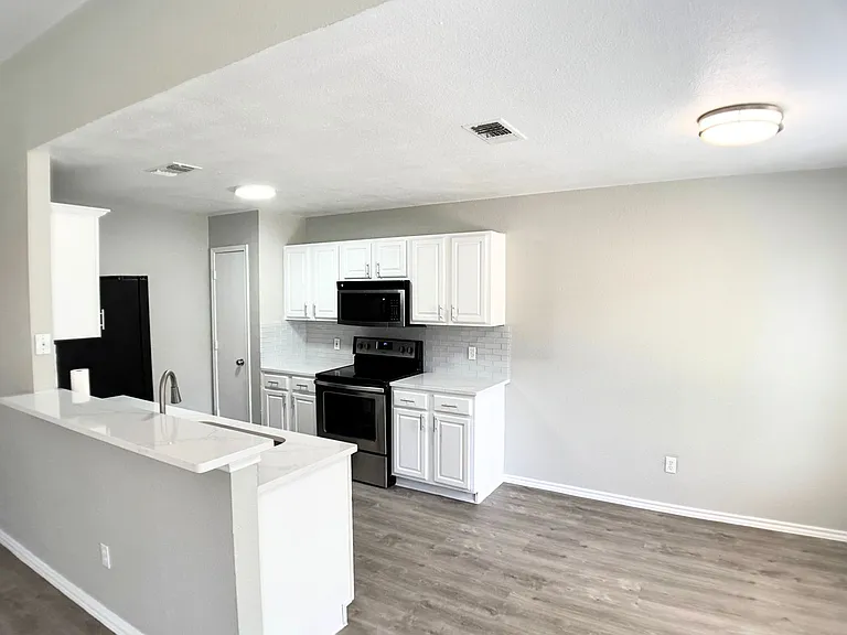 3913 Periwinkle Dr — Photo 3
