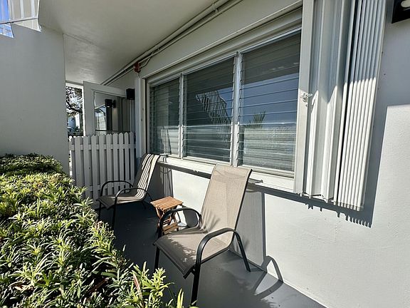 3rd image of 1001 NE 8th Ave APT 102