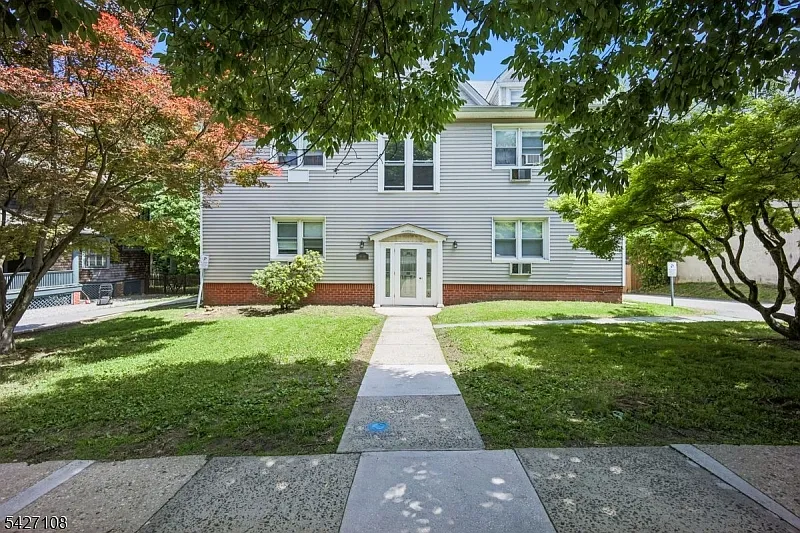 44 Gates Ave #2