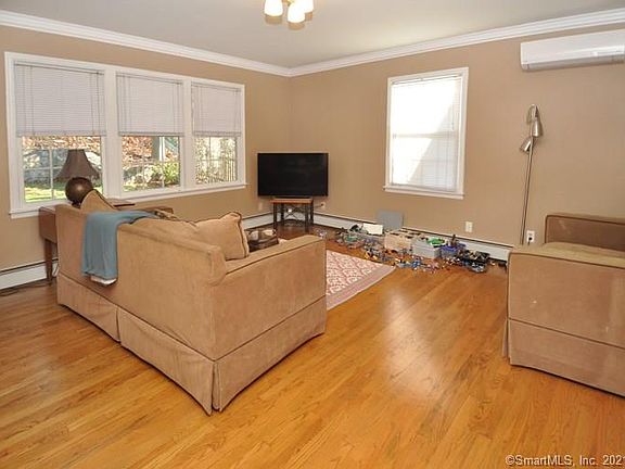 4th image of 119 Lawton Ave