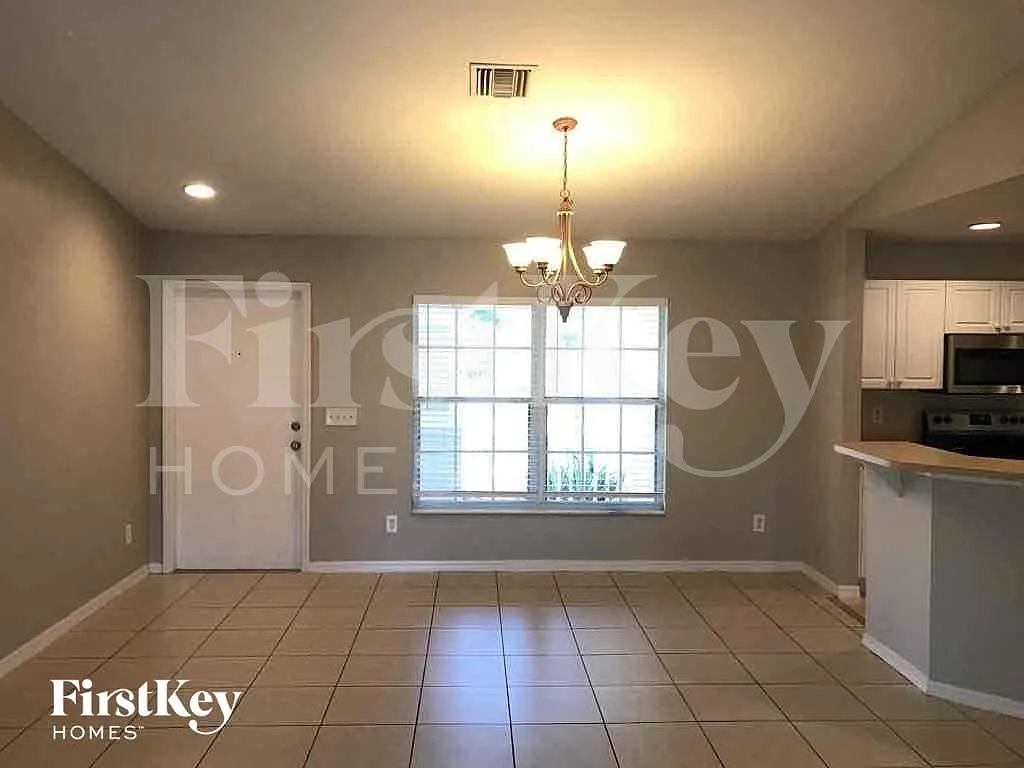 3 bed, 2.0 bath, 1401 sqft, $1,970 — Photo 2