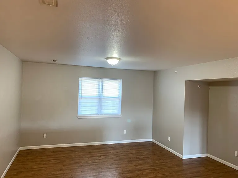 102 Fleetwood Dr — Photo 2