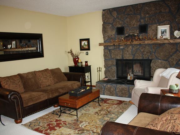 Living Room w Fireplace