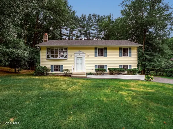 8 Apricot Court, Clifton Park, NY 12065