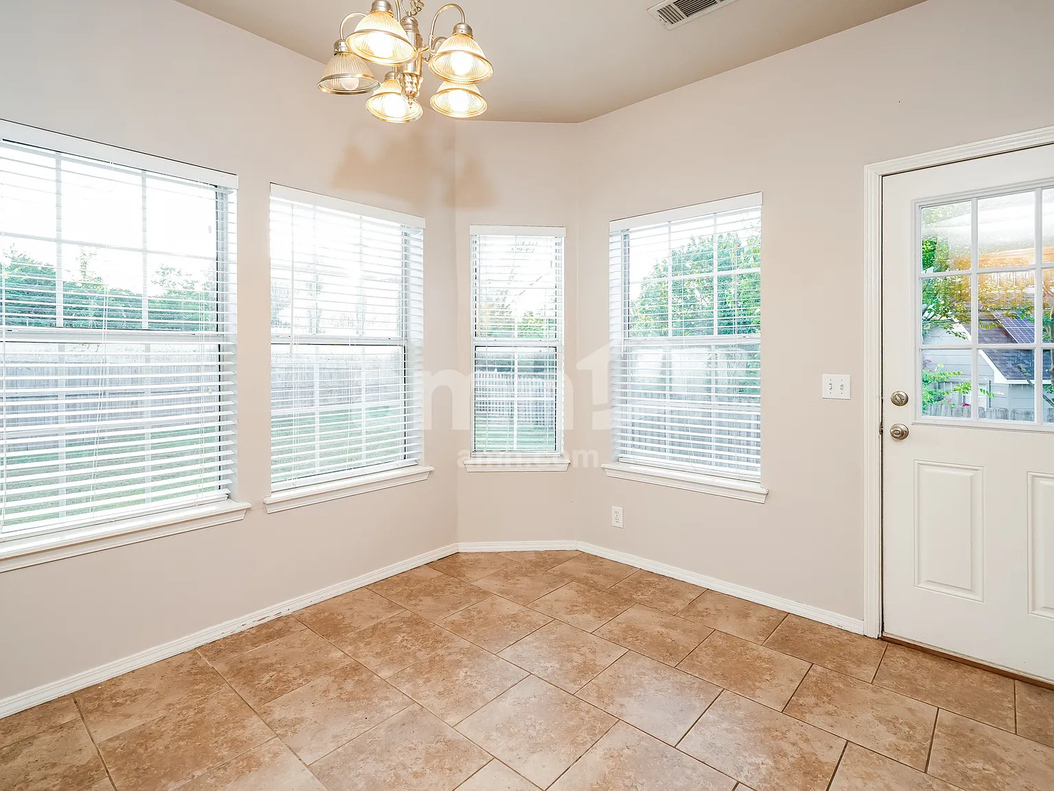 4 bed, 2.5 bath, 2124 sqft, $2,285 — Photo 3