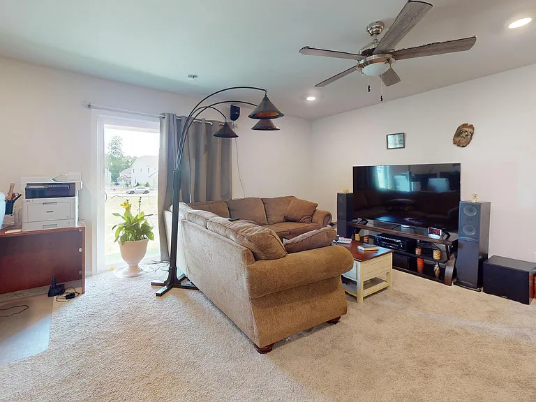 178 Bell Ct — Photo 2
